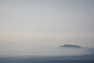 海上云雾中的孤岛