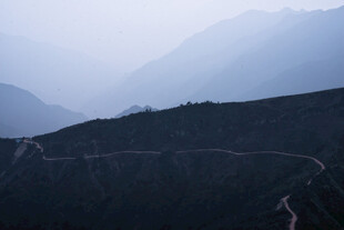 山间蜿蜒公路 朦胧美景