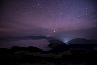 梦幻星空下的山间云海