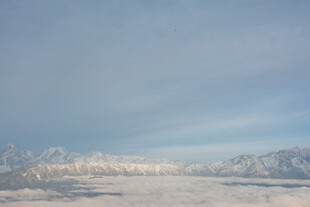 雪山蓝天壮丽自然景观