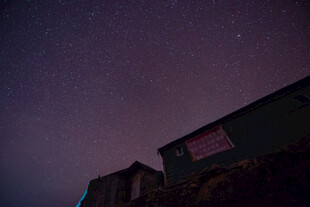 夜空下的建筑与璀璨繁星