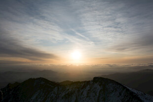日出时分的壮丽山景