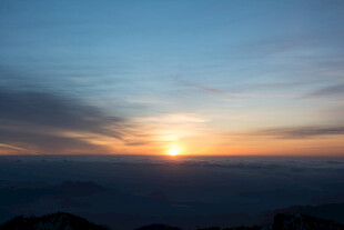 日出云海壮丽景观