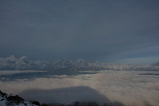 云海之上的壮丽天空景观