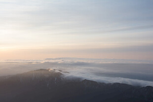 日出云海间的壮美山景