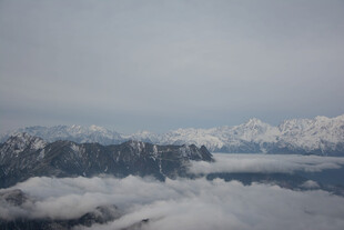 云端之上的壮丽山脉景观