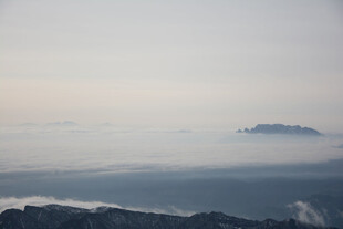 云海中的孤山美景