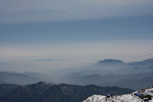 雪山云海中的壮阔山景