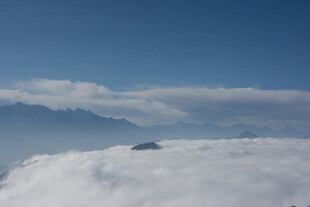 云海之上的孤峰
