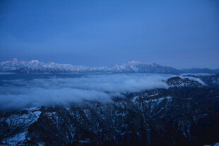 山间晨雾缭绕的壮美景色