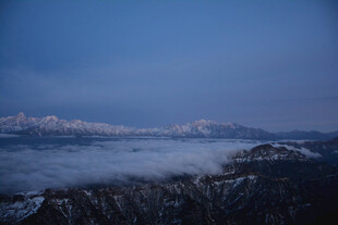 雪后山间云海壮丽景观