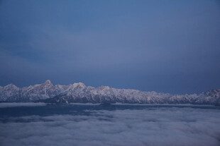 雪山云海壮丽景观