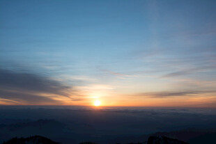 山顶壮美日出景观