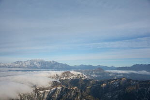 云海环绕的壮丽山峦