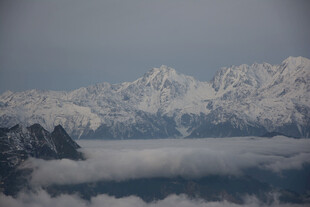 雪山云海壮丽景观