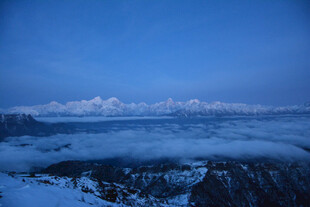 雪覆山峦云海壮丽景观