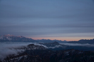 山间晨雾中的壮丽日出景观