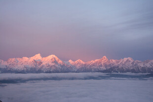 雪色天边的绚烂霞光