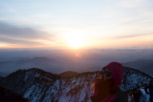 山顶赏日出的户外爱好者