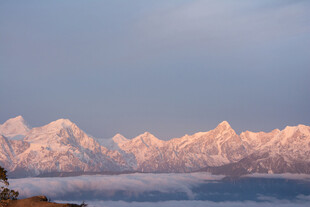 雪山云海壮丽风光