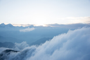 云海之上的壮丽山景