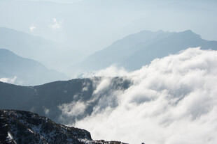 云雾缭绕的壮丽山峦