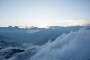 云海之上的壮丽山峦