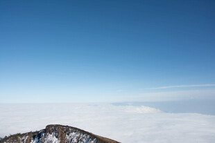 山顶之上的云海蓝天