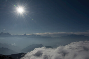 日出云海间壮丽美景