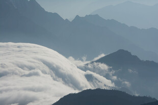 云海翻涌中的壮丽山峦