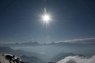高山云海间的耀眼阳光