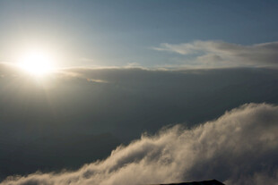云海之上的灿烂阳光
