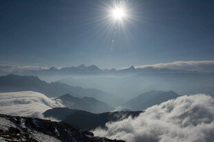 高山云海间的耀眼日光