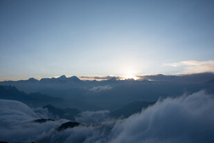 云海之上的壮丽日出景象