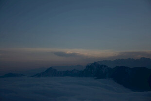 云海之上的山峦暮色
