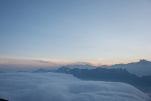 云海之上的壮丽山景
