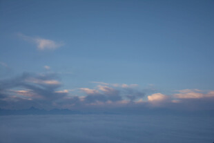 蓝天飘着几朵绚丽云彩