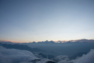 云海之上的壮丽曙光