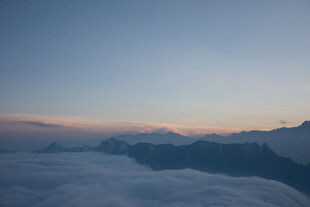 云海之上的壮丽山景