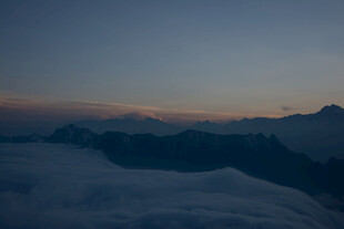 黄昏下的雪山壮丽景观