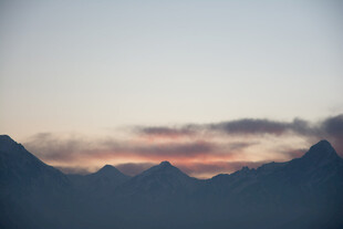 黄昏下的连绵山脉