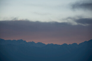 黄昏下的山峦景色