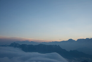云海之上的壮丽山景
