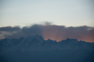 夕阳下的壮丽山脉