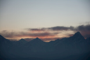 日落时分的壮丽山景