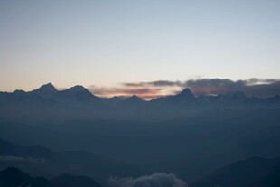 日出时分的壮丽山景