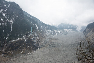 雪山下的开阔山谷景观