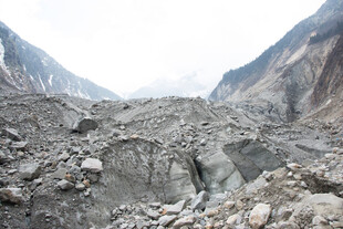 荒凉山谷中的碎石地貌