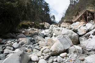 山间碎石遍布的溪流场景