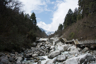 山间溪流旁的嶙峋乱石